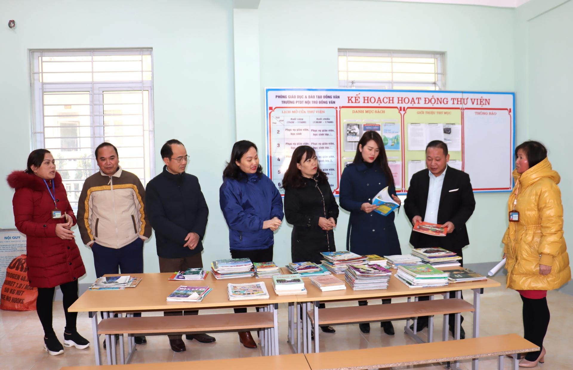 Đoàn ĐBQH khóa XV tỉnh khảo sát phòng thư viện của Trường PTDT Nội trú THCS và THPT huyện Đồng Văn.
