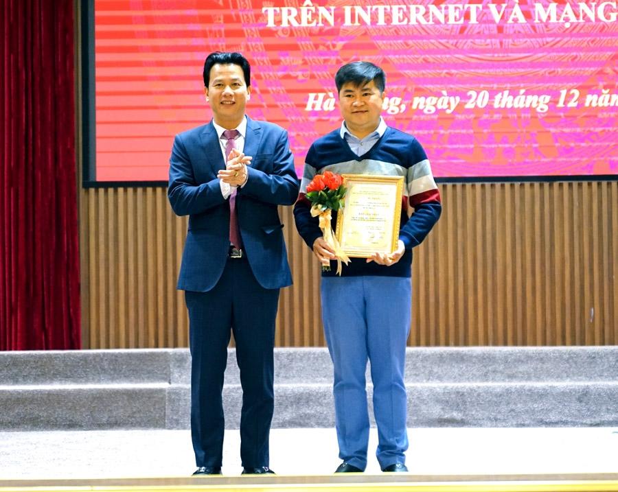 Bí thư Tỉnh ủy Đặng Quốc Khánh trao giải Nhất cho tác giả đạt giải Cuộc thi xây dựng video clip đấu tranh phản bác các thông tin xấu độc trên Intenet và mạng xã hội.