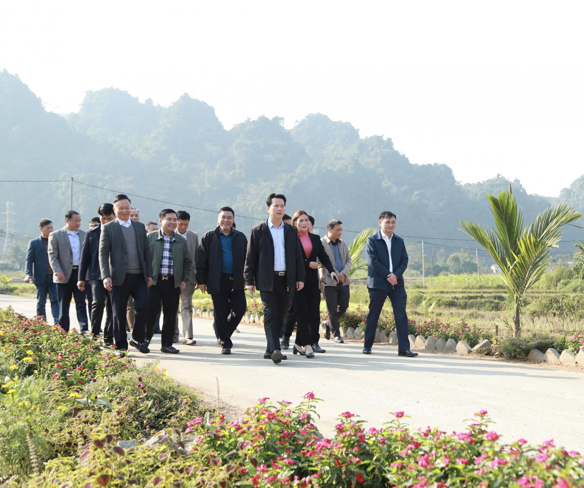 Đoàn công tác của tỉnh thị sát tuyến đường giao thông nông thôn kiểu mẫu tại xã Tùng Bá