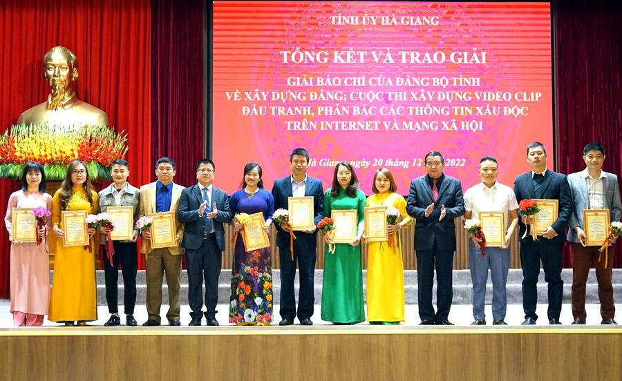 Tổng biên tập Báo Hà Giang Nguyễn Trung Thu và Phó trưởng ban Tuyên giáo Tỉnh ủy Nguyễn Văn Tuệ trao giải Khuyến khích cho các tác giả.