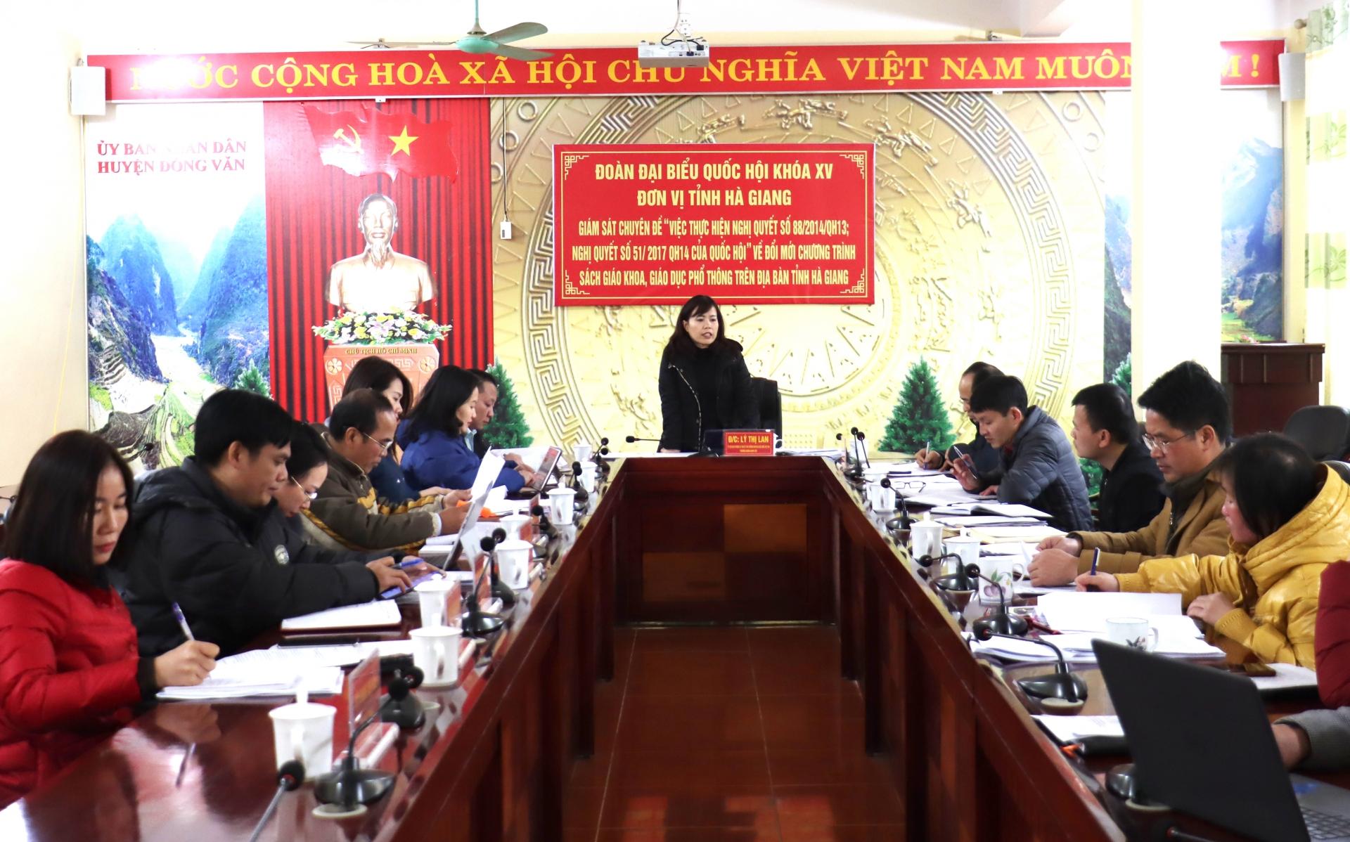 Đồng chí Lý Thị Lan kết luận buổi làm việc với lãnh đạo UBND huyện Đồng Văn.