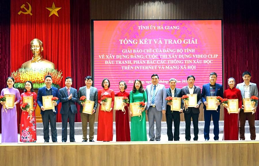 Chủ nhiệm UBKT Tỉnh ủy Trần Quang Minh và Trưởng ban Nội chính Tỉnh ủy Hoàng Đình Phới trao giải C cho các tác giả.