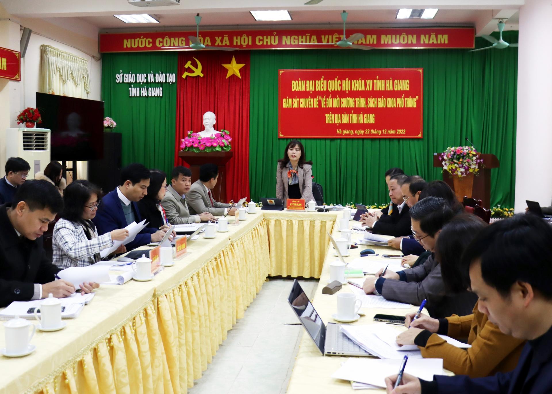 Phó trưởng đoàn Chuyên trách Đoàn ĐBQH tỉnh Lý Thị Lan kết luận buổi giám sát với Sở Giáo dục và Đào tạo.