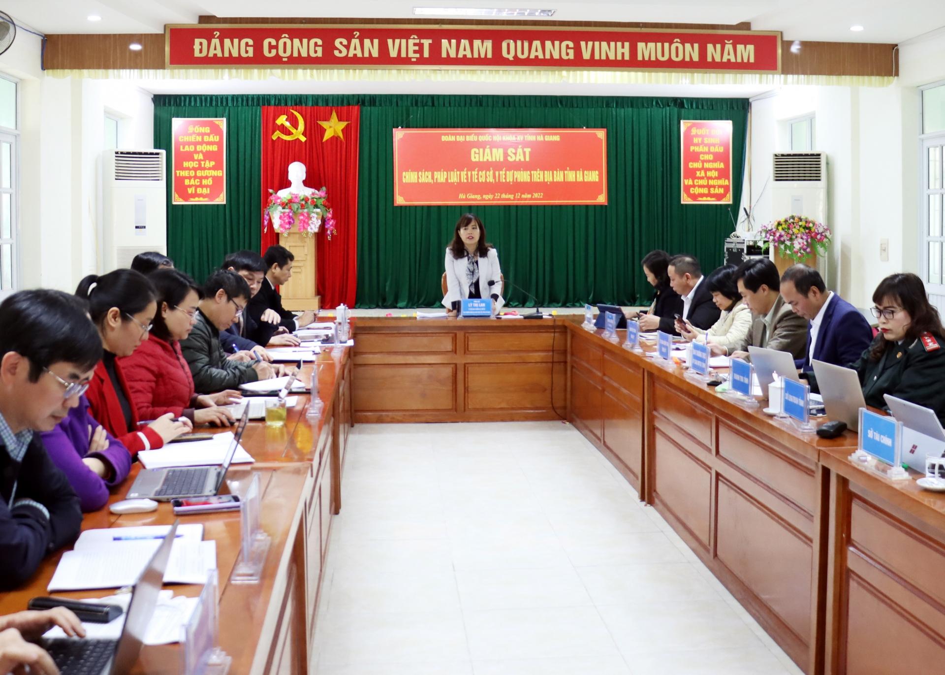 Phó trưởng đoàn Chuyên trách Đoàn ĐBQH tỉnh Lý Thị Lan kết luận buổi giám sát với Sở Y tế.