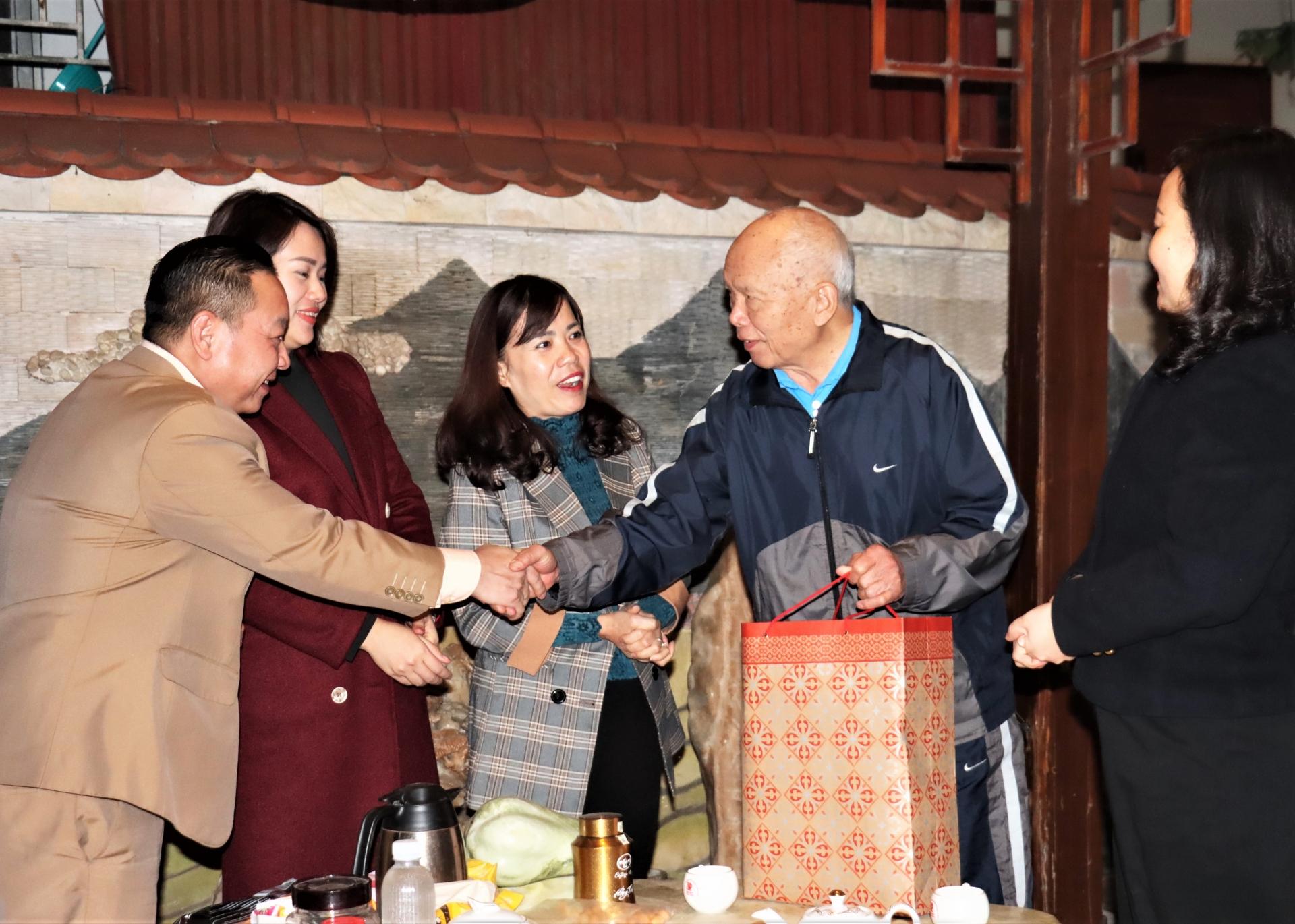 Các ĐBQH khóa XV tỉnh tặng quà ông Triệu Đức Thanh, nguyên lãnh đạo tỉnh Hà Giang.