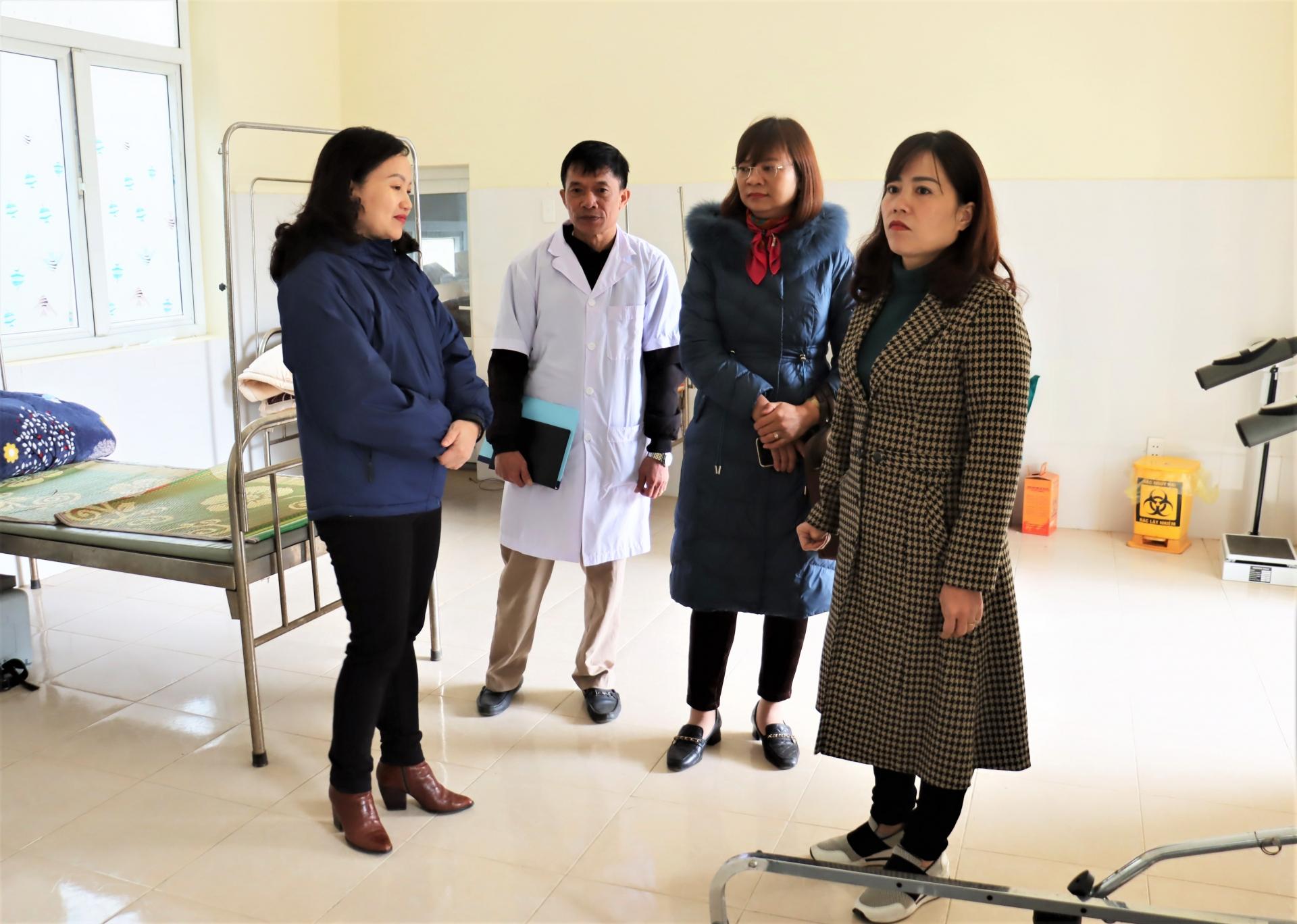 Các đại biểu khảo sát tại Trạm Y tế xã Minh Tân (Vị Xuyên).