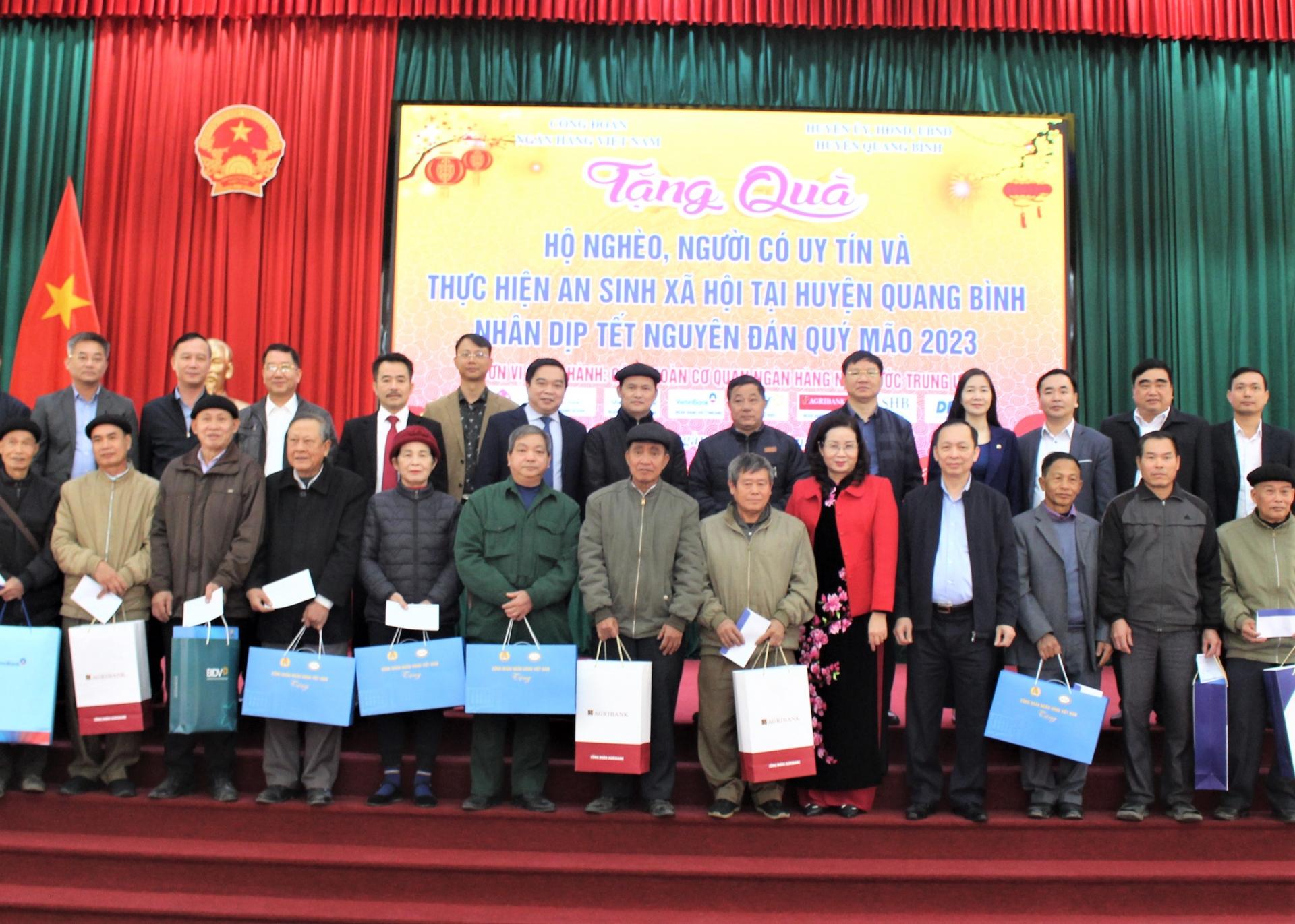 Công đoàn Ngân hàng Việt Nam tặng quà hộ nghèo, người có uy tín tại huyện Quang Bình nhân dịp Tết Nguyên đán Quý Mão 2023