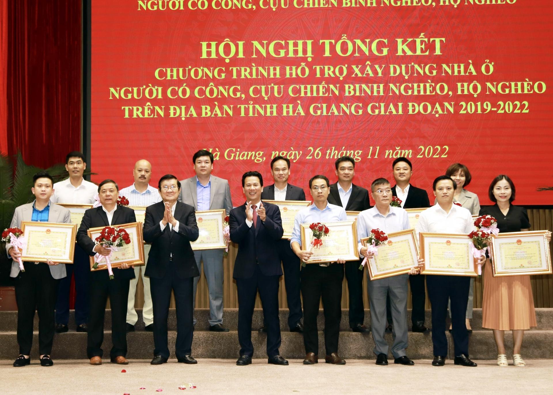 Nguyên Chủ tịch nước Trương Tấn Sang và Bí thư Tỉnh ủy Đặng Quốc Khánh tặng Bằng khen cho các tổ chức, doanh nghiệp có đóng góp cho Chương trình hỗ trợ xây dựng nhà ở của tỉnh