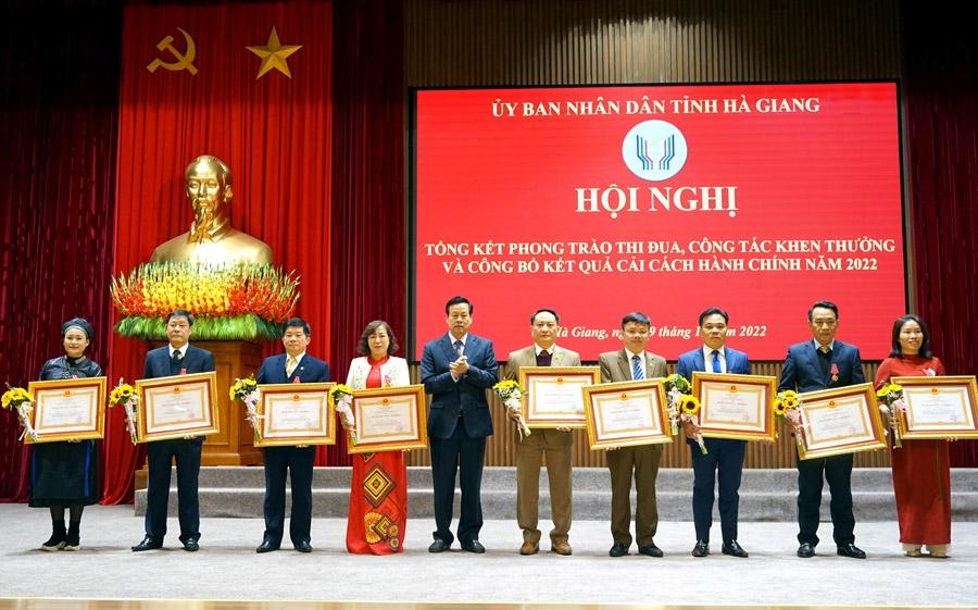 Chủ tịch UBND tỉnh Nguyễn Văn Sơn thừa ủy quyền của Chủ tịch nước trao Huân chương Lao động cho các cá nhân.