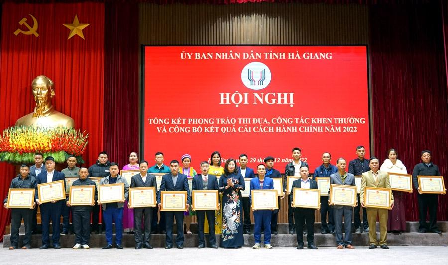 Phó Chủ tịch UBND tỉnh Hà Thị Minh Hạnh trao Bằng khen của Chủ tịch UBND tỉnh cho các cá nhân, hộ gia đình.