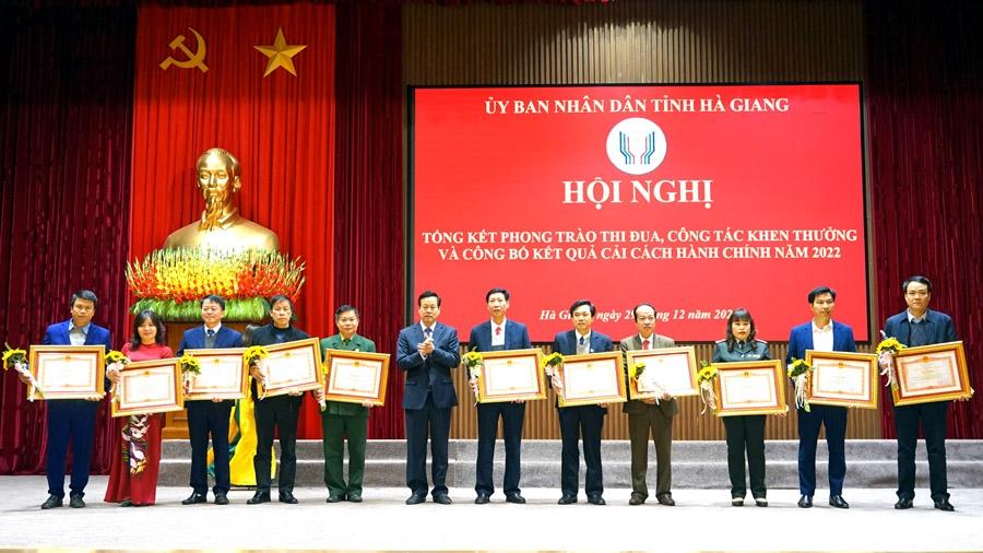 Phó Bí thư Tỉnh ủy, Chủ tịch UBND tỉnh Nguyễn Văn Sơn thừa ủy quyền của Thủ tướng Chính phủ trao Bằng khen cho các cá nhân.
