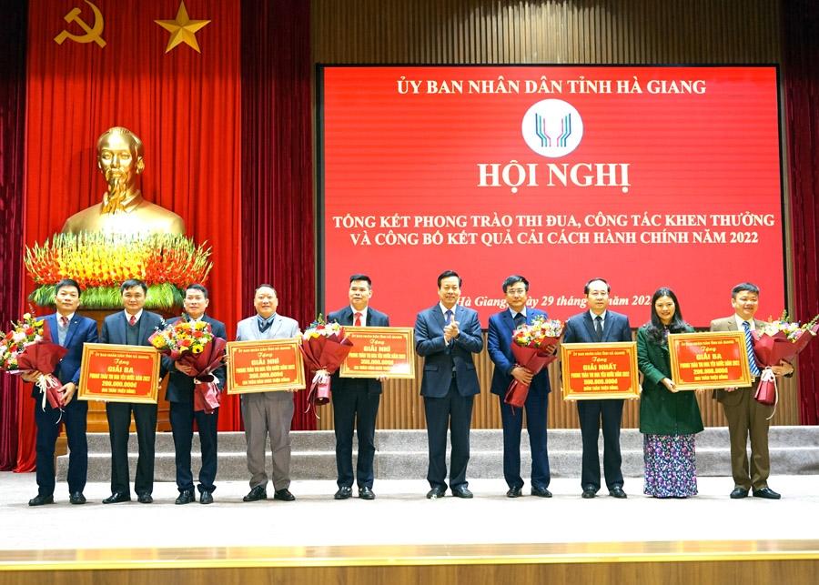 Phó Bí thư Tỉnh ủy, Chủ tịch UBND tỉnh Nguyễn Văn Sơn trao giải cho các huyện đạt giải trong phong trào thi đua yêu nước năm 2022