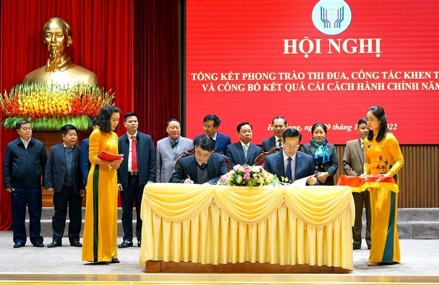 Phó Bí thư Tỉnh ủy, Chủ tịch UBND tỉnh Nguyễn Văn Sơn Ký kết Giao ước thi đua năm 2023 giữa các huyện, thành phố với UBND tỉnh.