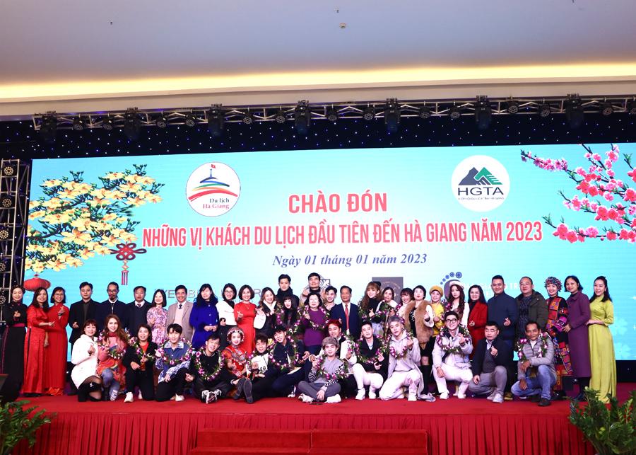 Các đại biểu chụp ảnh lưu niệm của cùng những vị khách đầu tiên đến Hà Giang năm 2023
