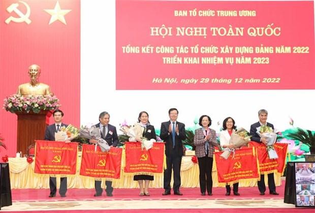 Đồng chí Trương Thị Mai, Ủy viên Bộ Chính trị, Bí thư Trung ương Đảng, Trưởng Ban Tổ chức Trung ương trao Cờ thi đua cho các đơn vị có thành tích xuất sắc. (Ảnh: Phương Hoa/TTXVN)