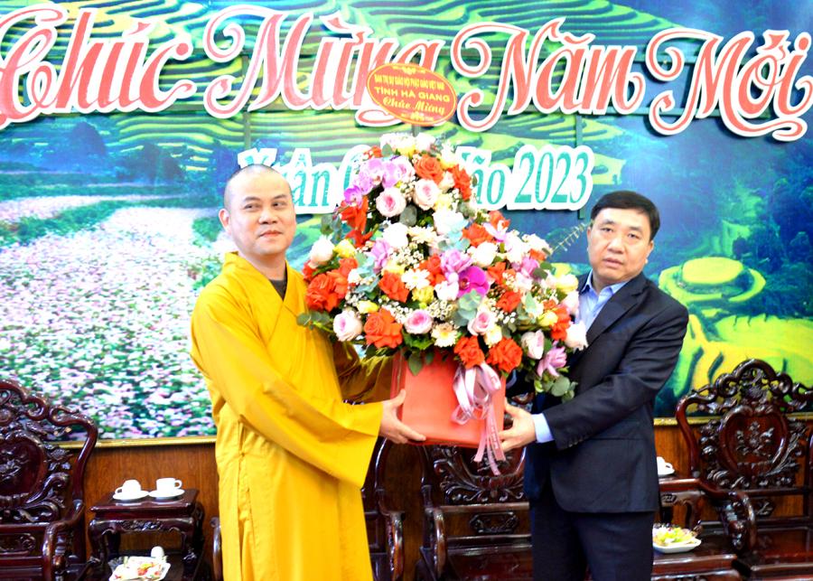 Đại đức Thích Nguyên Toàn, Trưởng ban Trị sự Giáo hội Phật giáo tỉnh tặng hoa chúc mừng năm mới Tỉnh ủy Hà Giang.