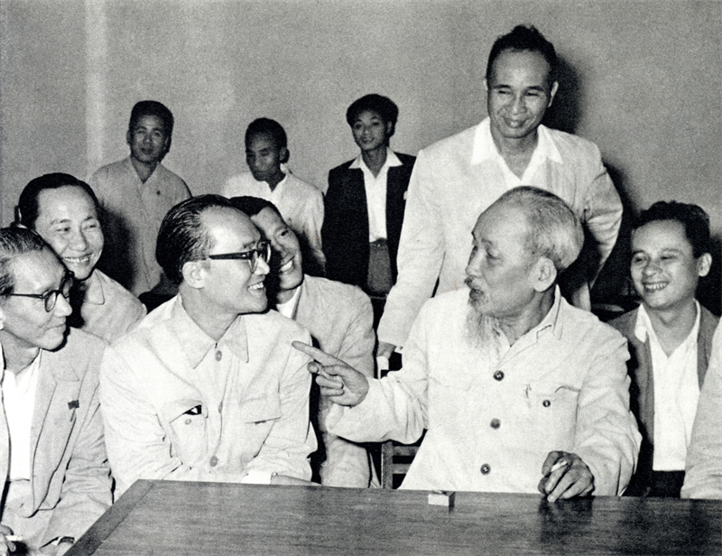 Chủ tịch Hồ Chí Minh nói chuyện thân mật với các đại biểu trí thức dự Hội nghị chính trị đặc biệt (tháng 3-1964)             Nguồn: TTXVN