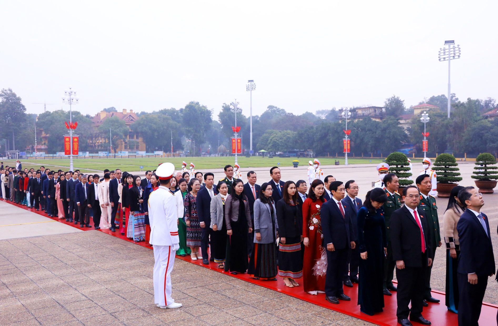 Các đại biểu vào Lăng viếng Chủ tịch Hồ Chí Minh trước giờ khai mạc kỳ họp