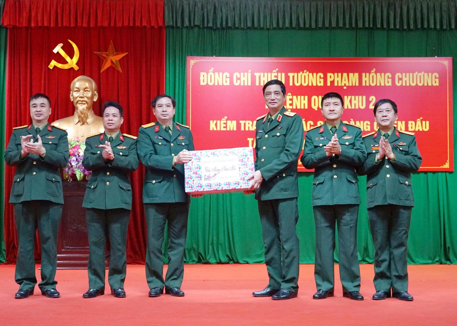 Thiếu tướng Phạm Hồng Chương tặng quà, chúc Tết Quý Mão 2023 cán bộ, chiến sỹ Bộ CHQS tỉnh.