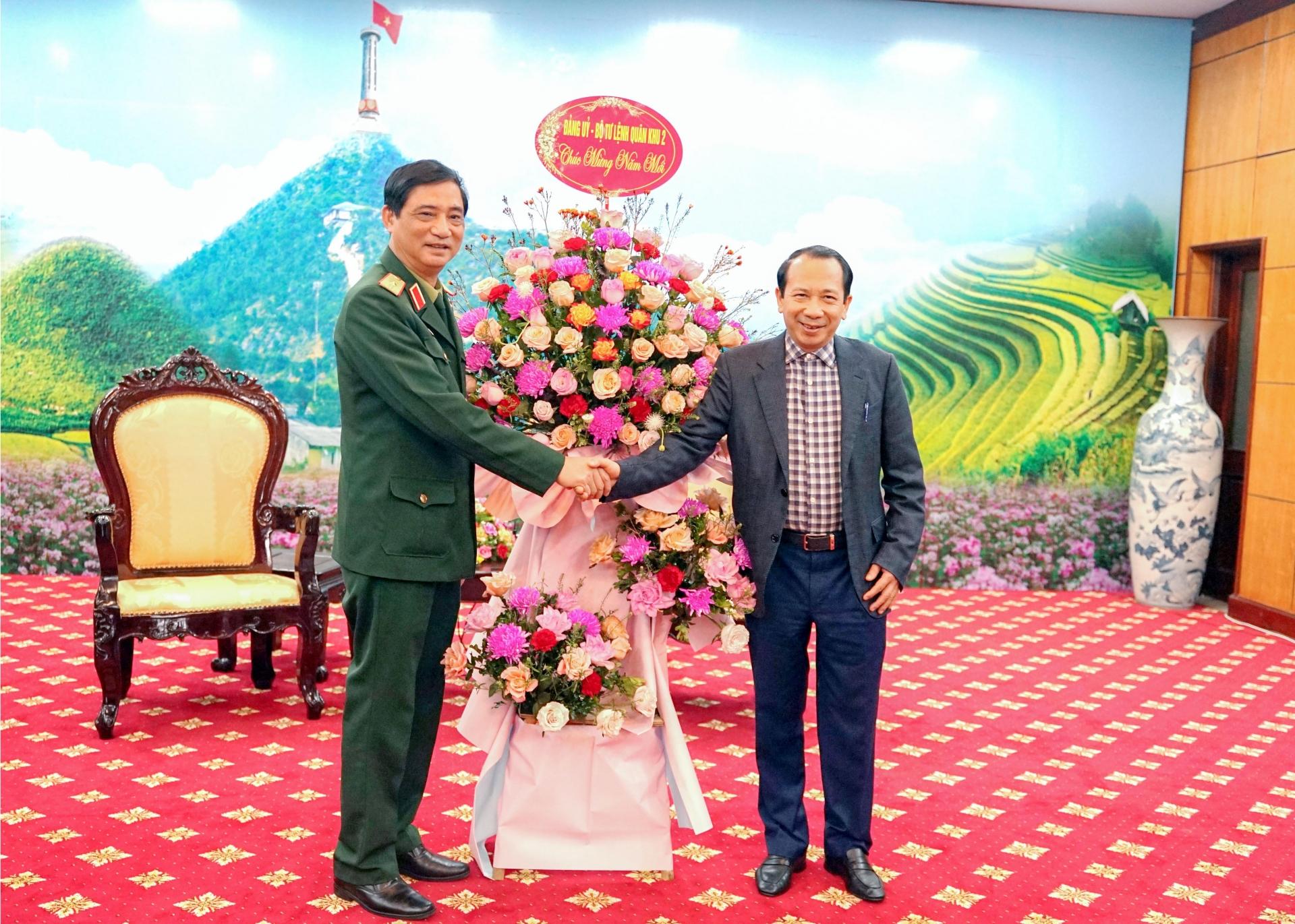 Thiếu tướng Phạm Hồng Chương, Tư lệnh Quân khu 2 trao tặng lẵng hoa chúc mừng năm mới Xuân Quý Mão 2023 tới Tỉnh ủy – HĐND – UBND - Ủy ban MTTQ tỉnh.