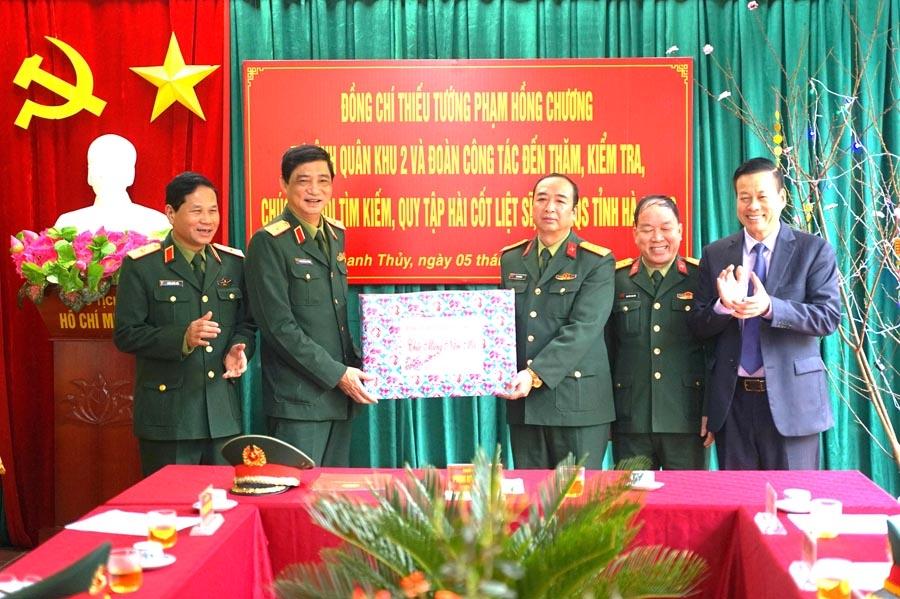 Thiếu tướng Phạm Hồng Chương và Chủ tịch UBND tỉnh Nguyễn Văn Sơn tặng quà cán bộ, chiến sỹ Đội tìm kiếm, quy tập hài sốt liệt sỹ.