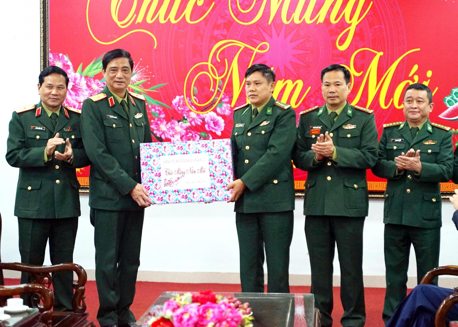Thiếu tướng Phạm Hồng Chương tặng quà, chúc Tết Quý Mão 2023 cán bộ, chiến sỹ Bộ Chỉ  huy BĐBP tỉnh.
