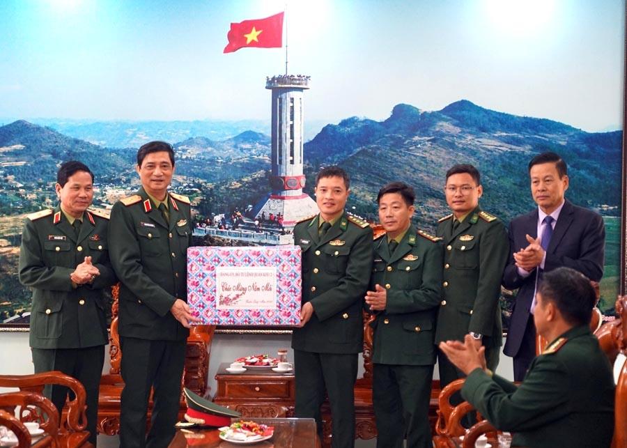 Thiếu tướng Phạm Hồng Chương và Chủ tịch UBND tỉnh Nguyễn Văn Sơn tặng quà cán bộ, chiến sỹ Đồn Biên phòng cửa khẩu Quốc tế Thanh Thủy.