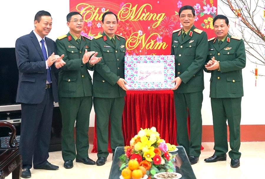 Thiếu tướng Phạm Hồng Chương và Chủ tịch UBND tỉnh Nguyễn Văn Sơn tặng quà cán bộ, chiến sỹ Đoàn Kinh tế Quốc phòng 313.