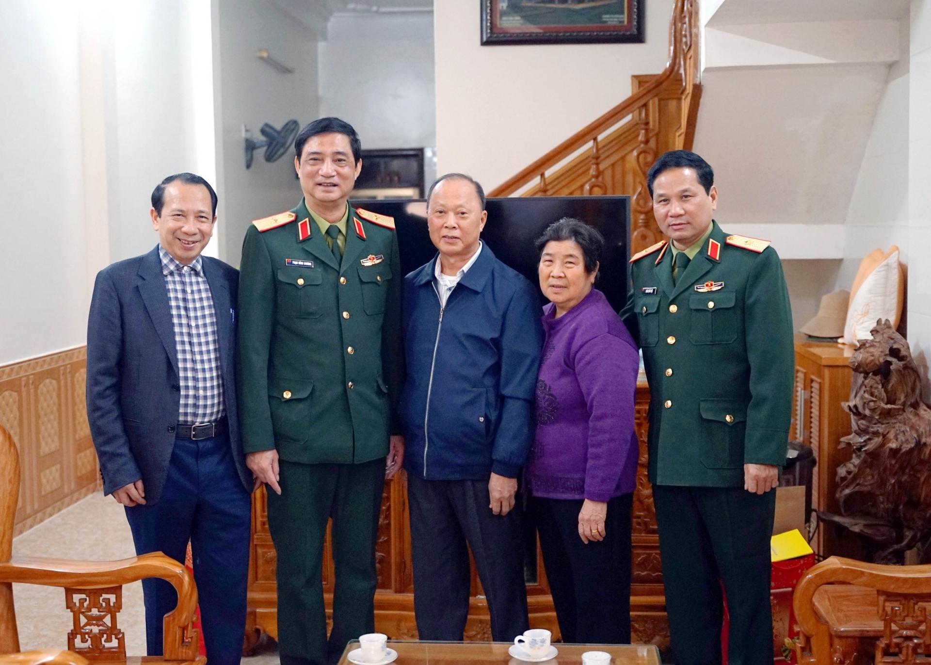 Thiếu tướng Phạm Hồng Chương chúc Tết Quý Mão 2023 gia đình Thiếu tướng Hoàng Văn Toái, nguyên Phó Tư lệnh, Tham mưu trưởng Quân khu 2.