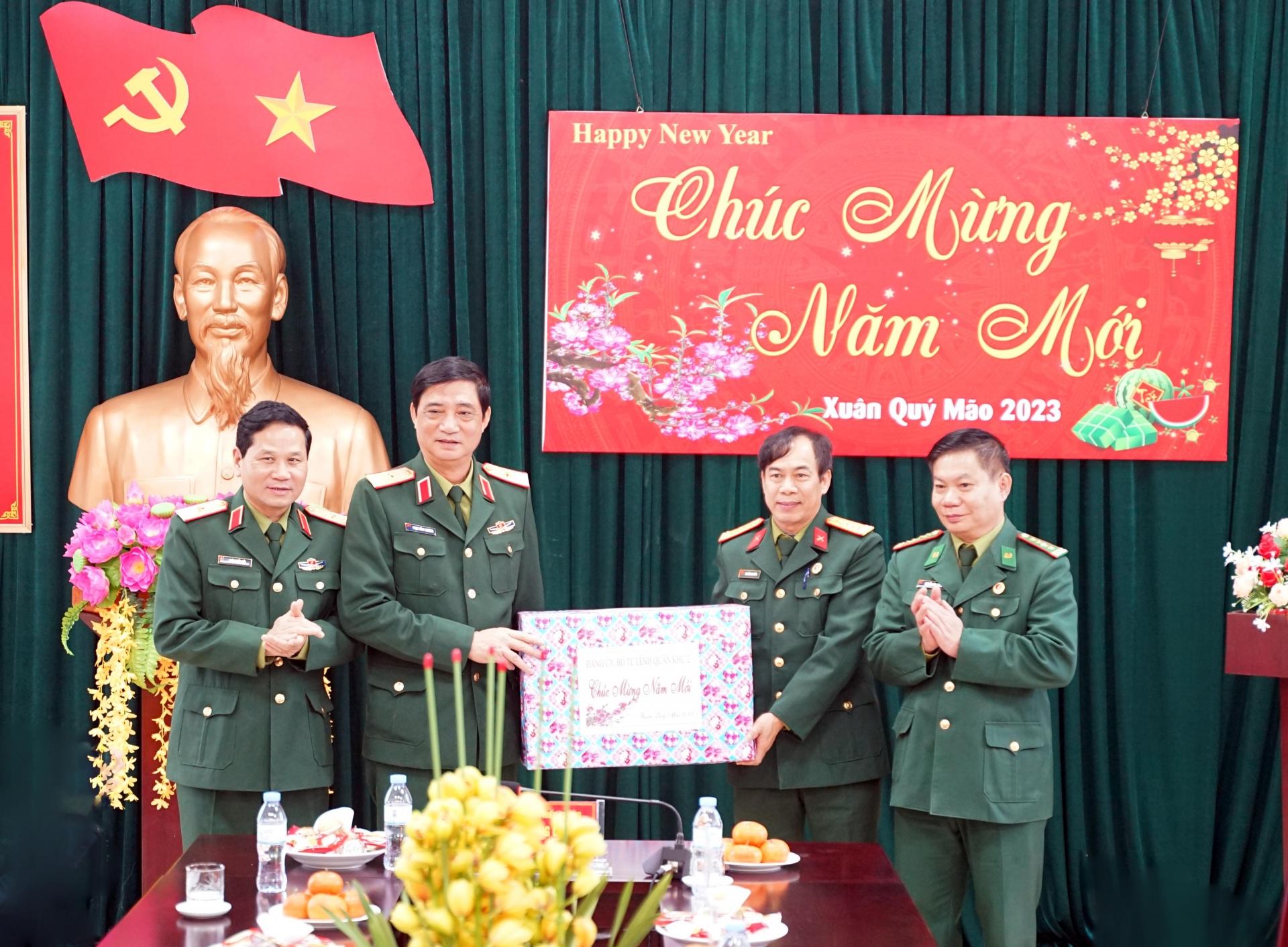 Thiếu tướng Phạm Hồng Chương tặng quà, chúc Tết Quý Mão 2023 cán bộ Hội CCB tỉnh.