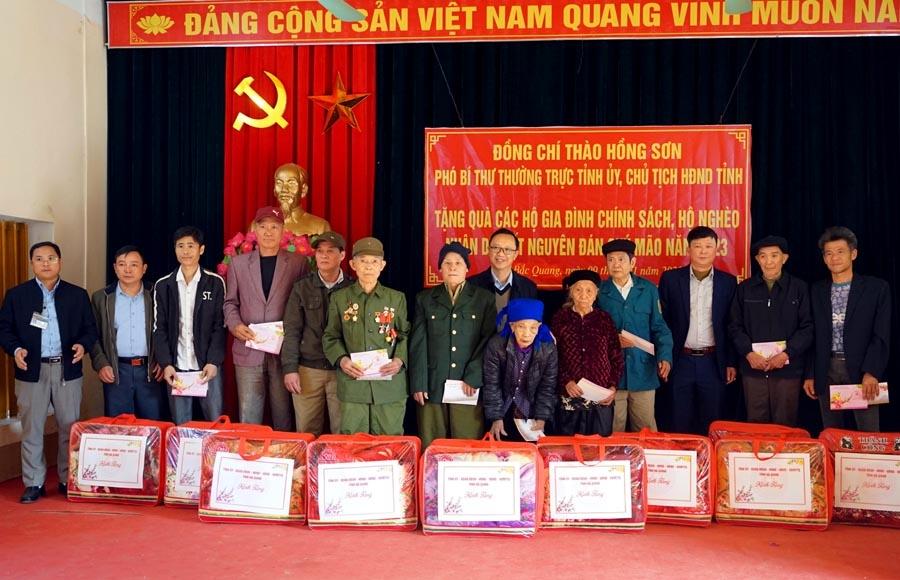 Phó Bí thư Thường trực Tỉnh ủy, Chủ tịch HĐND tỉnh Thào Hồng Sơn trao quà Tết cho các hộ nghèo, gia đình chính sách trên địa bàn xã Quang Minh (Bắc Quang).