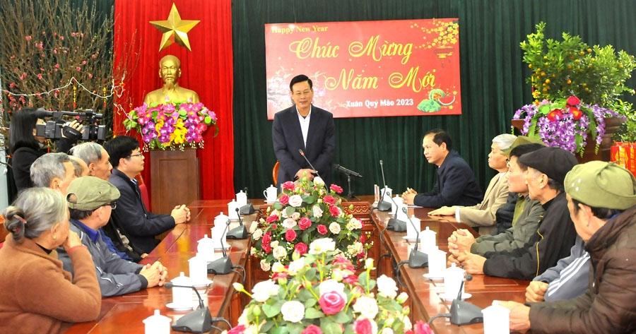 Chủ tịch UBND tỉnh Nguyễn Văn Sơn chúc Tết các gia đình có công với cách mạng trên địa bàn thành phố Hà Giang.