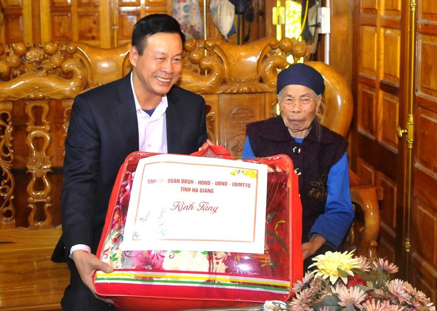 Chủ tịch UBND tỉnh Nguyễn Văn Sơn tặng quà cụ Mai Thị Phùng (90 tuổi), trú tại thôn Lâm Đồng, xã Phương Thiện.