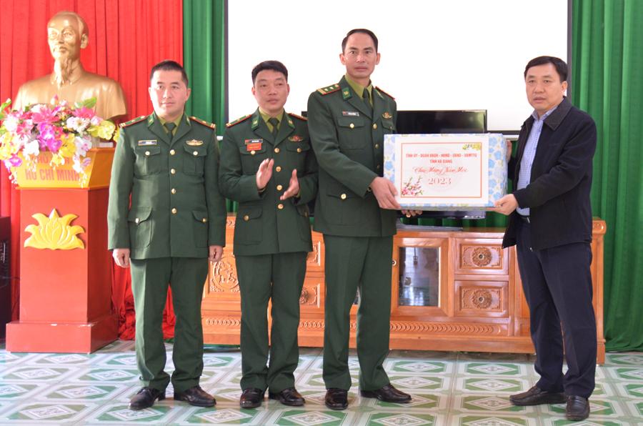 Phó Bí thư Tỉnh ủy Nguyễn Mạnh Dũng tặng quà Đồn Biên phòng Sơn Vĩ.