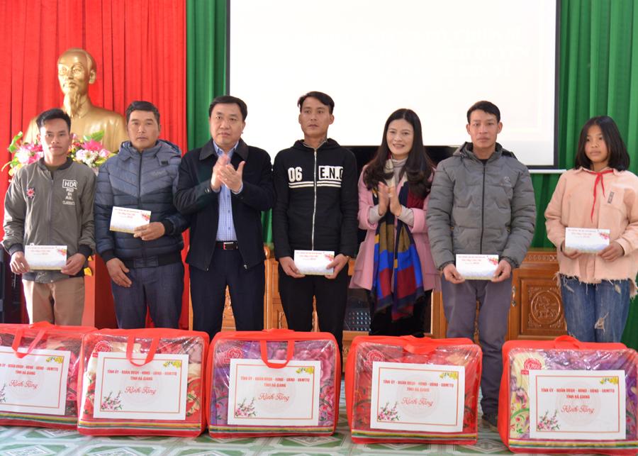 Phó Bí thư Tỉnh ủy Nguyễn Mạnh Dũng tặng quà các gia đình chính sách xã Sơn Vĩ.