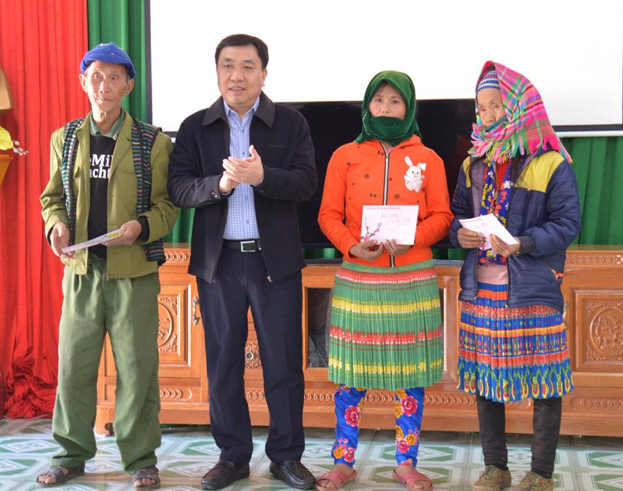 Phó Bí thư Tỉnh ủy Nguyễn Mạnh Dũng tặng quà các hộ nghèo.