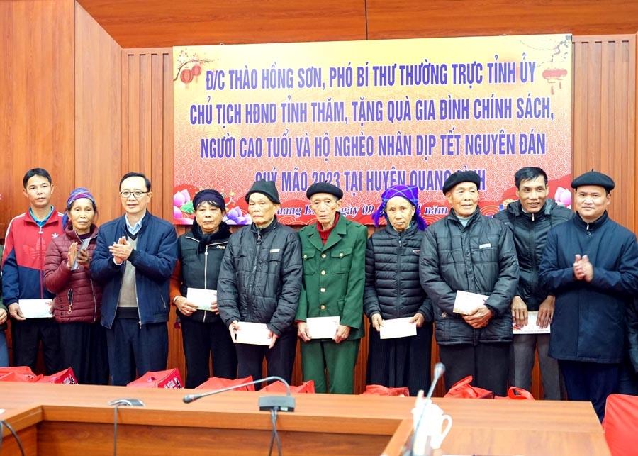 Đồng chí Thào Hồng Sơn và lãnh đạo huyện Quang Bình trao quà Tết Nguyên đán Quý Mão năm 2023 cho các hộ nghèo, gia đình chính sách trên địa bàn huyện Quang Bình.