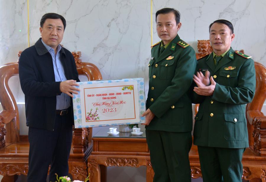 Phó Bí thư Tỉnh ủy Nguyễn Mạnh Dũng tặng quà Đồn Biên phòng Xín Cái.