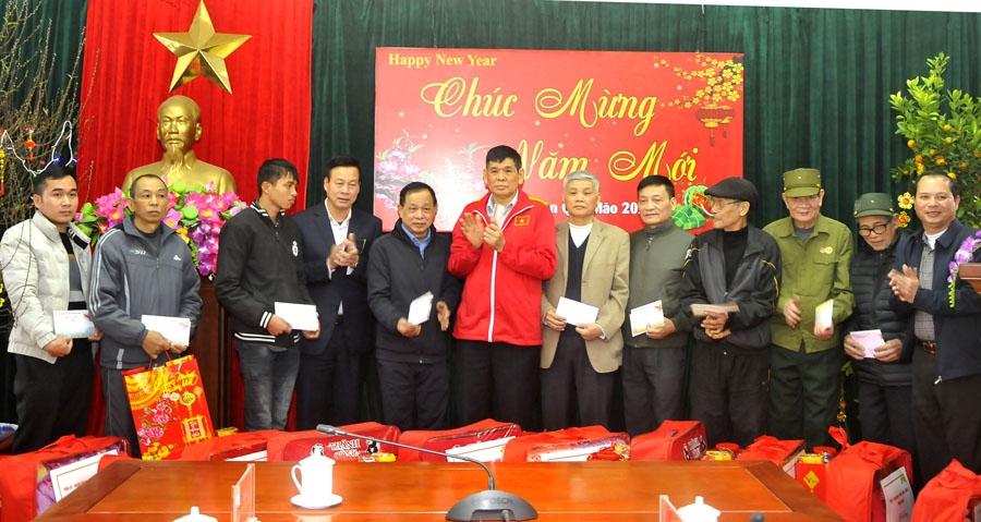 Chủ tịch UBND tỉnh Nguyễn Văn Sơn và lãnh đạo UBND thành phố Hà Giang tặng quà Tết cho các gia đình người có công.