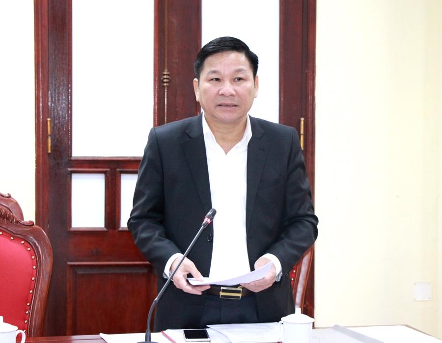 Phó Chủ tịch HĐND tỉnh Hoàng Văn Vịnh, phát biểu tại phiên họp.