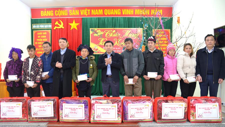 Phó Bí thư Tỉnh ủy Nguyễn Mạnh Dũng tặng quà các gia đình chính sách.