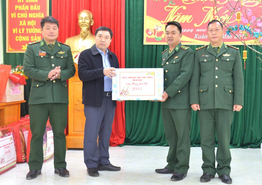 Phó Bí thư Tỉnh ủy Nguyễn Mạnh Dũng tặng quà Đồn Biên phòng Bạch Đích.