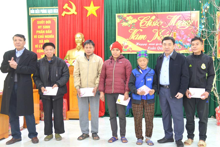 Phó Bí thư Tỉnh ủy Nguyễn Mạnh Dũng tặng quà các hộ nghèo
