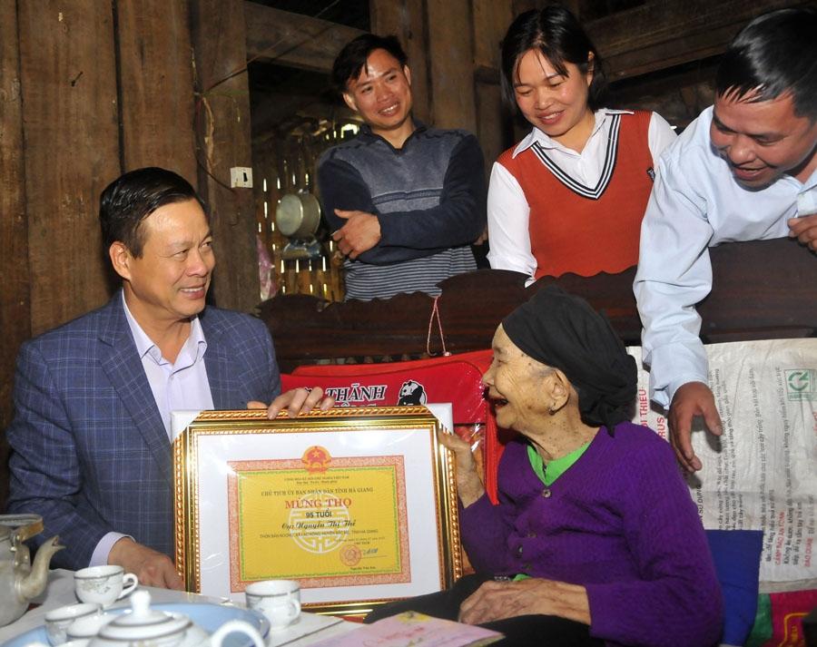 Chủ tịch UBND tỉnh Nguyễn Văn Sơn tặng quà mừng thọ cụ Nguyễn Thị Thề, thôn Bản Noong, xã Lạc Nông.