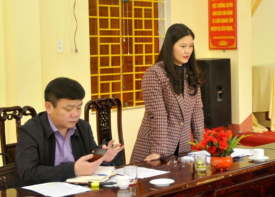 Bí thư Huyện ủy Mèo Vạc Vương Ngọc Hà báo cáo tình hình chuẩn bị Tết Nguyên đán trên địa bàn huyện.