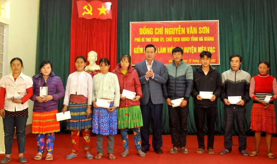 Chủ tịch UBND tỉnh Nguyễn Văn Sơn tặng quà hộ nghèo xã Niêm Tòng.