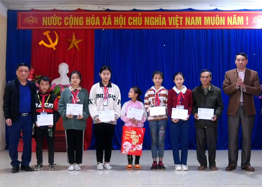 Trưởng Ban Tổ chức Tỉnh ủy Nguyễn Minh Tiến trao quà cho các cháu học sinh có hoàn cảnh khó khăn xã Tiên Yên.
