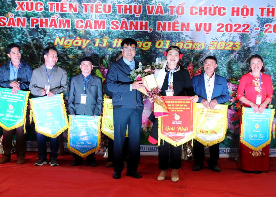 Chủ tịch UBND huyện Bắc Quang Phùng Viết Vinh trao giải Nhất cho đội thi đến từ xã Tiên Kiều.
