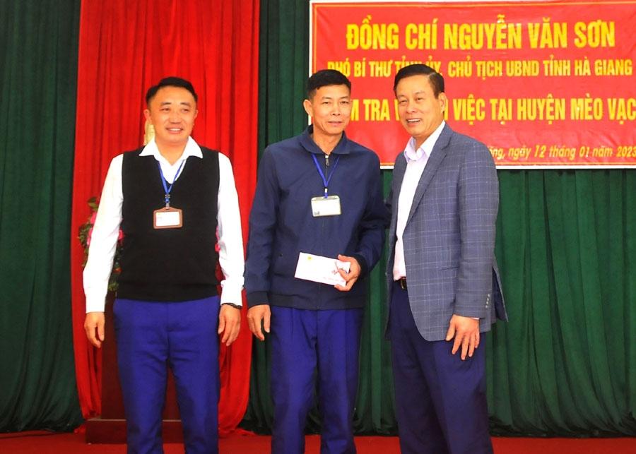 Chủ tịch UBND tỉnh Nguyễn Văn Sơn trao quà cho lãnh đạo xã Niêm Tòng gửi đến các gia đình chính sách trên địa bàn xã.