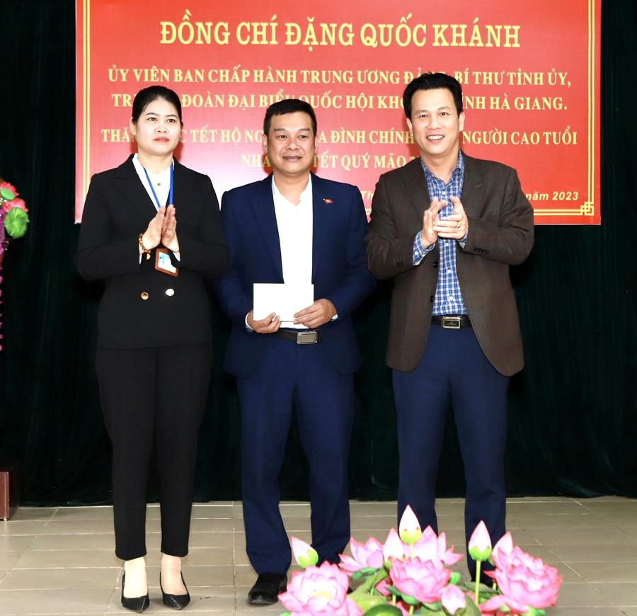 Bí thư Tỉnh ủy Đặng Quốc Khánh tặng Quỹ Khuyến học xã Thanh Thủy 10 triệu đồng